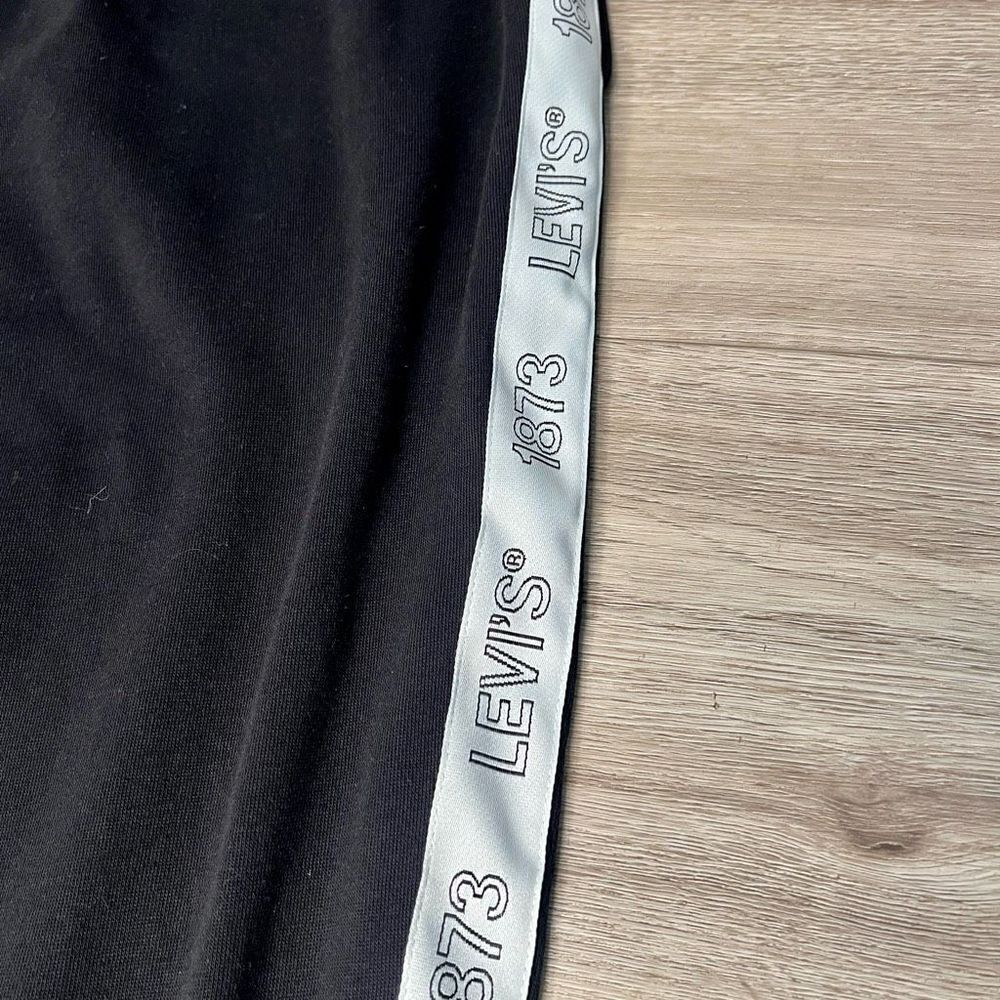 Levi's Women's Black And White Pull On Logo Tape Jogger Pants Size L NWT‎ - Picture 3 of 8